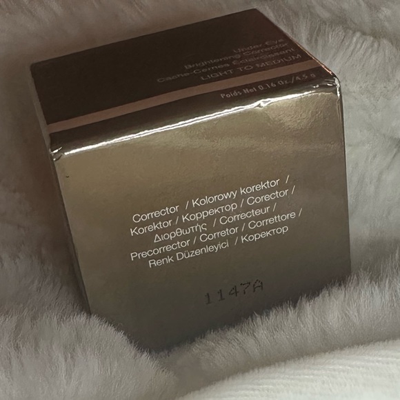 Becca Under Eye Brightening Corrector Light to Medium 0.16 oz. New in Box. - Picture 2 of 3